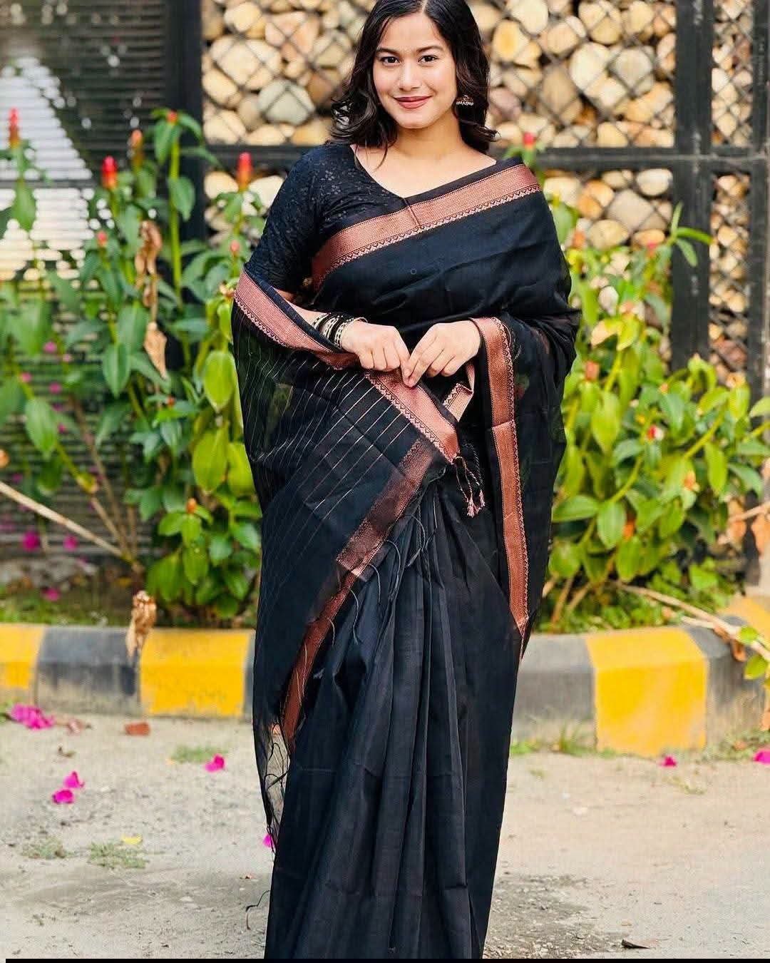 প্রিমিয়াম কালো শাড়ি গিফট কম্বো - Image 2