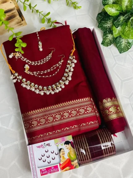 প্রিমিয়াম অফ-হোয়াইট — শাড়ি ও জুয়েলারি কম্বো