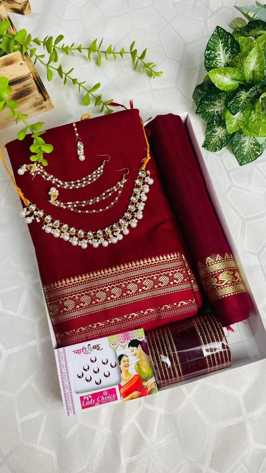 অফ-হোয়াইট শাড়ি কম্বো
